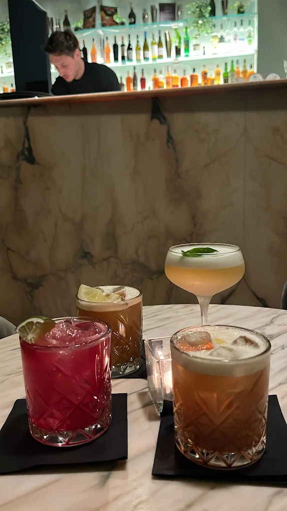 Quattro cocktail colorati sul bancone in marmo di FRERO Bar